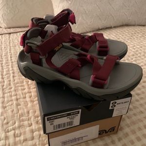 Teva Woman’s Sandal Size 5